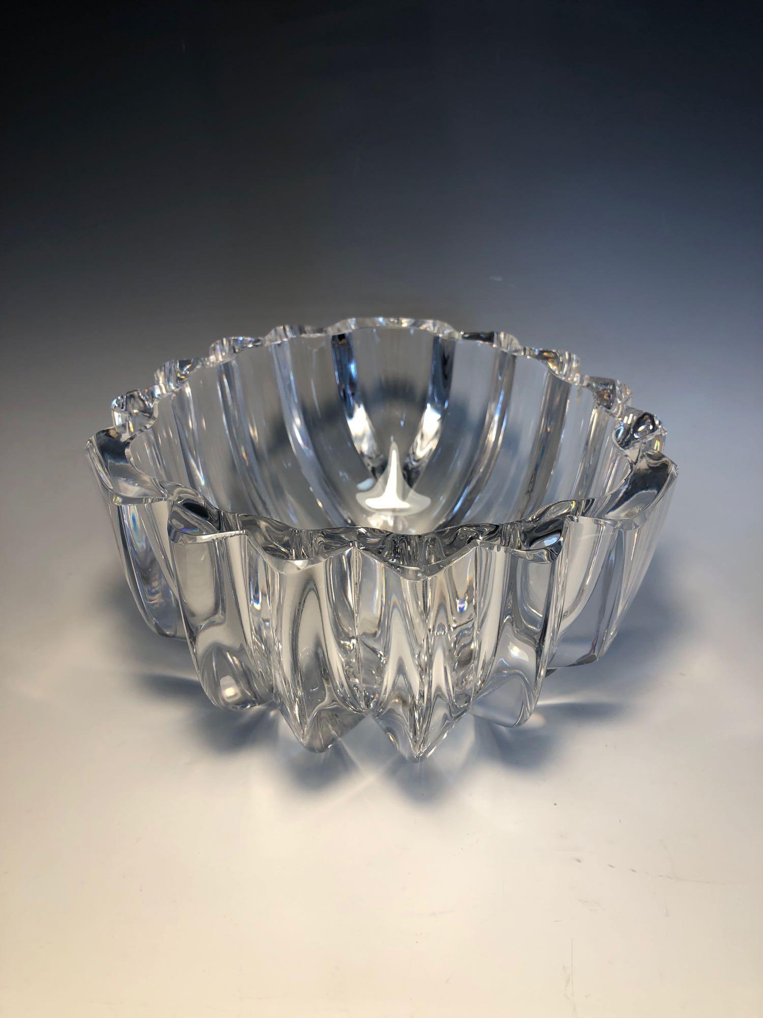 Large Orrefors Swedish Crystal Designer Art Glass: Large Orrefors Swedish Crystal Designer Art Glass Ribbed Bowl Signed Lars Hellsten. Good overall condition with no chips or cracks. Scratches can be seen up close or under the light. Please see pictur