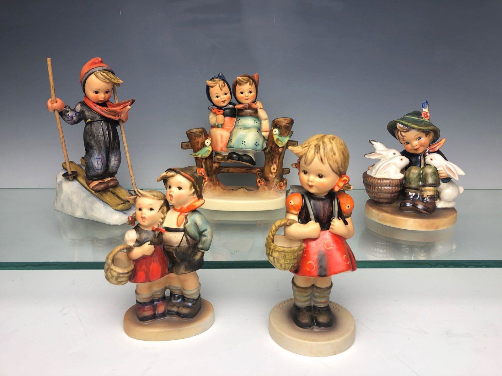 Hummel Lot Of 5 TMK-3 The Stylized Bee (1960-1972) #59,: Hummel Lot Of 5 TMK-3 The Stylized Bee (1960-1972) #59 The Skier, #179 Coquettes, #58 Playmates, #94 3/0 Surprise, #81 /0 School Girl. See Photos