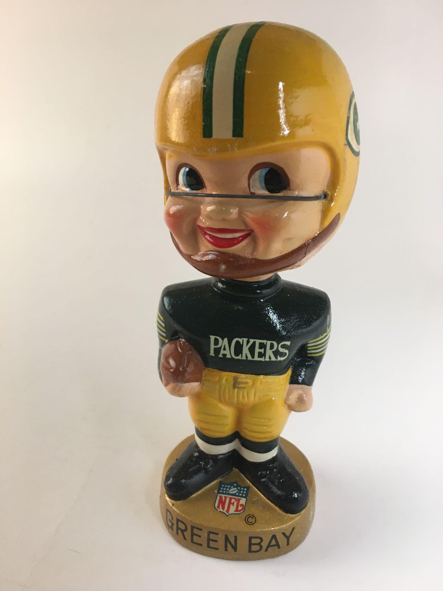 1968-72 Green Bay Packers Nodder: A vintage packers bobblehead! Don't pass it up! There are some chips in the normal places on the underside of the helmet.