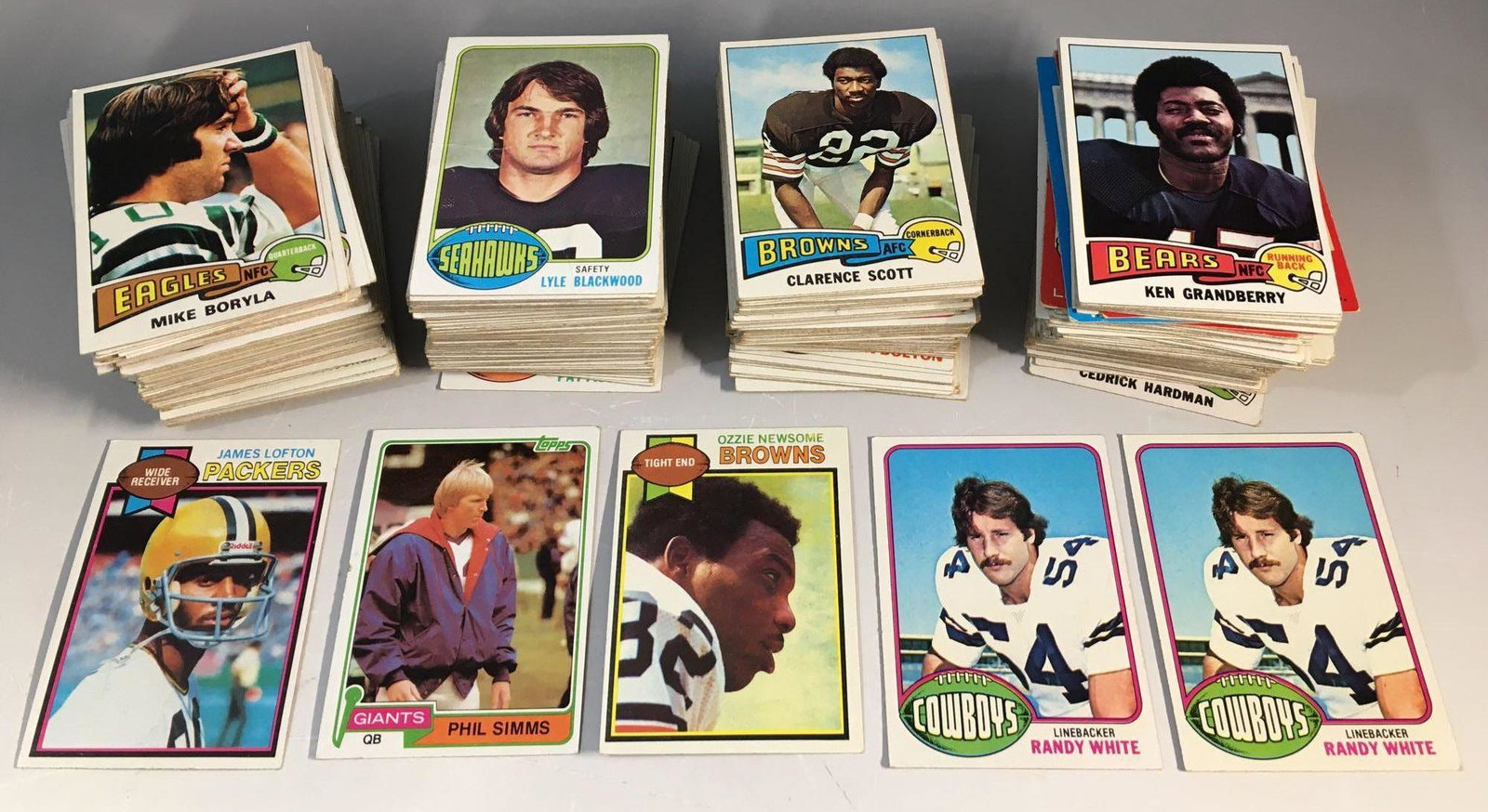 1970's Topps Football Collection w/ Lofton, Ozzie: Approx (400) cards from 1972-1978 for the most part. Noticed (2) Randy White rookies, Ozzie Newsome rookie, James Lofton rookie and others. Condition varies.