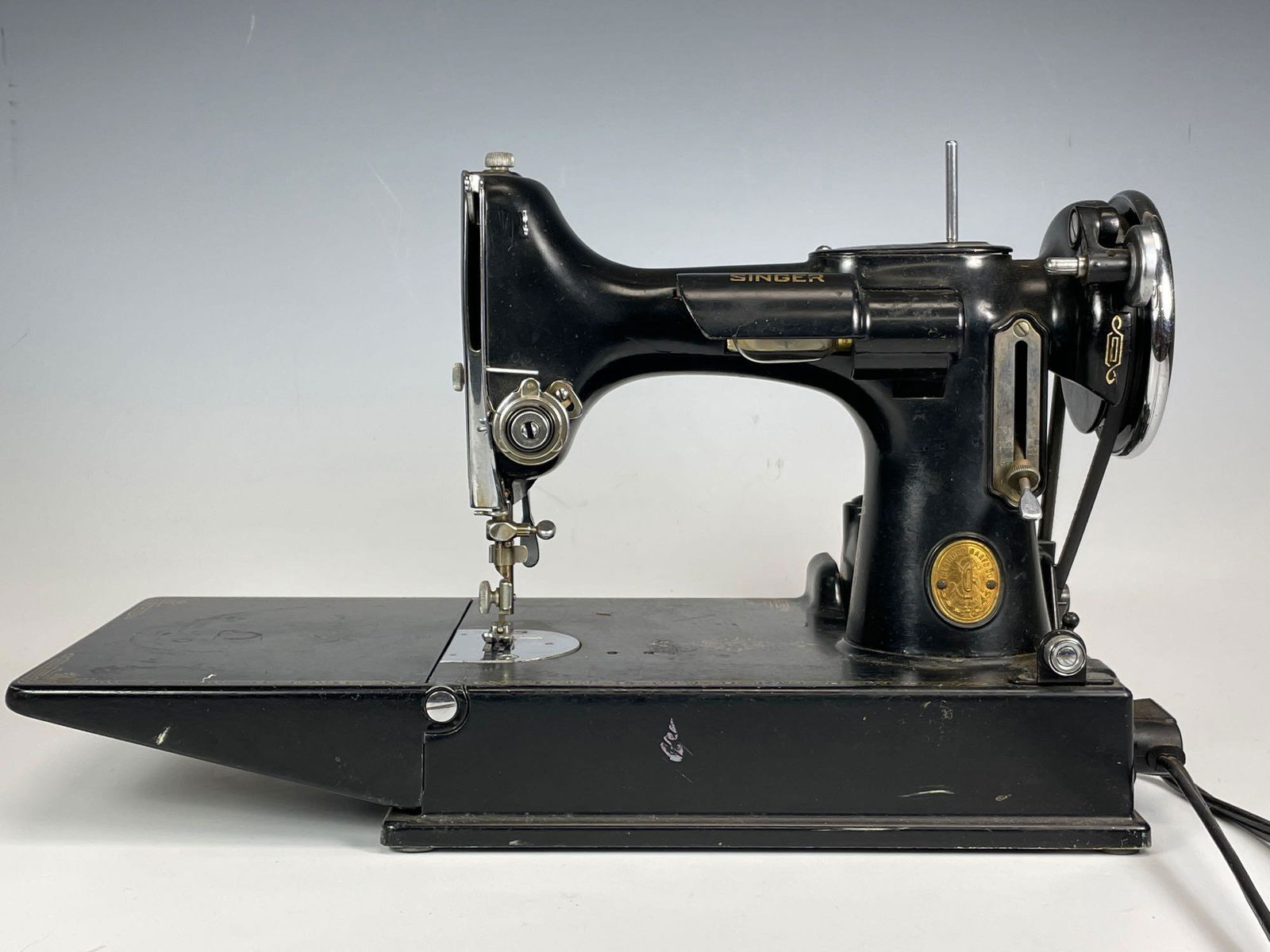 Singer Featherweight Sewing Machine: Working condition as shown, light dust soil and scuffs. See photos.