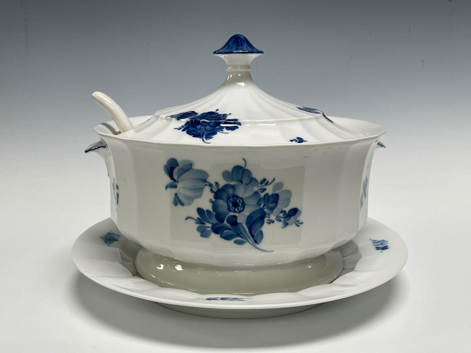 Royal Copenhagen Blue Flower Lidded Tureen with Under (1 of 15)