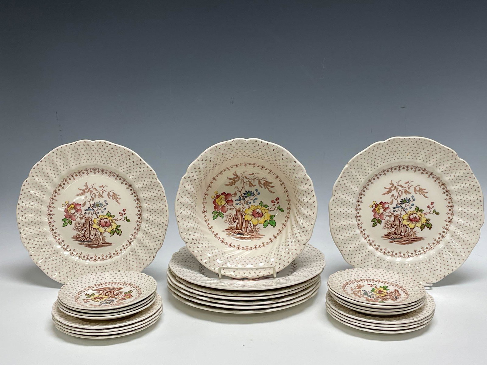 Royal Doulton Grantham 25 Piece Dinnerware: Royal Doulton #5477 Grantham 25 Piece Dinnerware. Including; 8 dinner plates, 8 bread plates, 8 saucers and 1 serving bowl. Note; 3 dinner plates have rim chips, see photos.