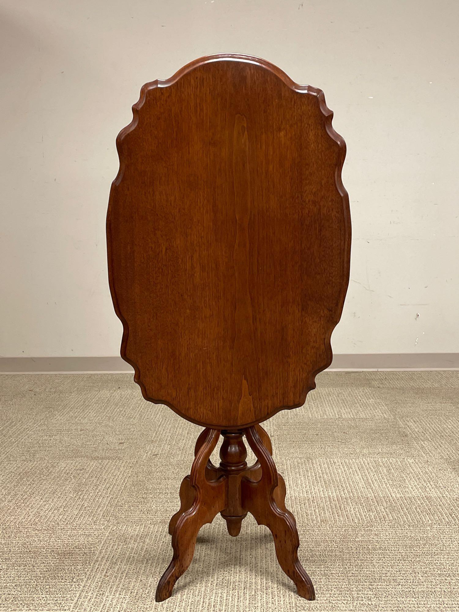 Scalloped Edge American Victorian Tilt Top Table (1 of 8)