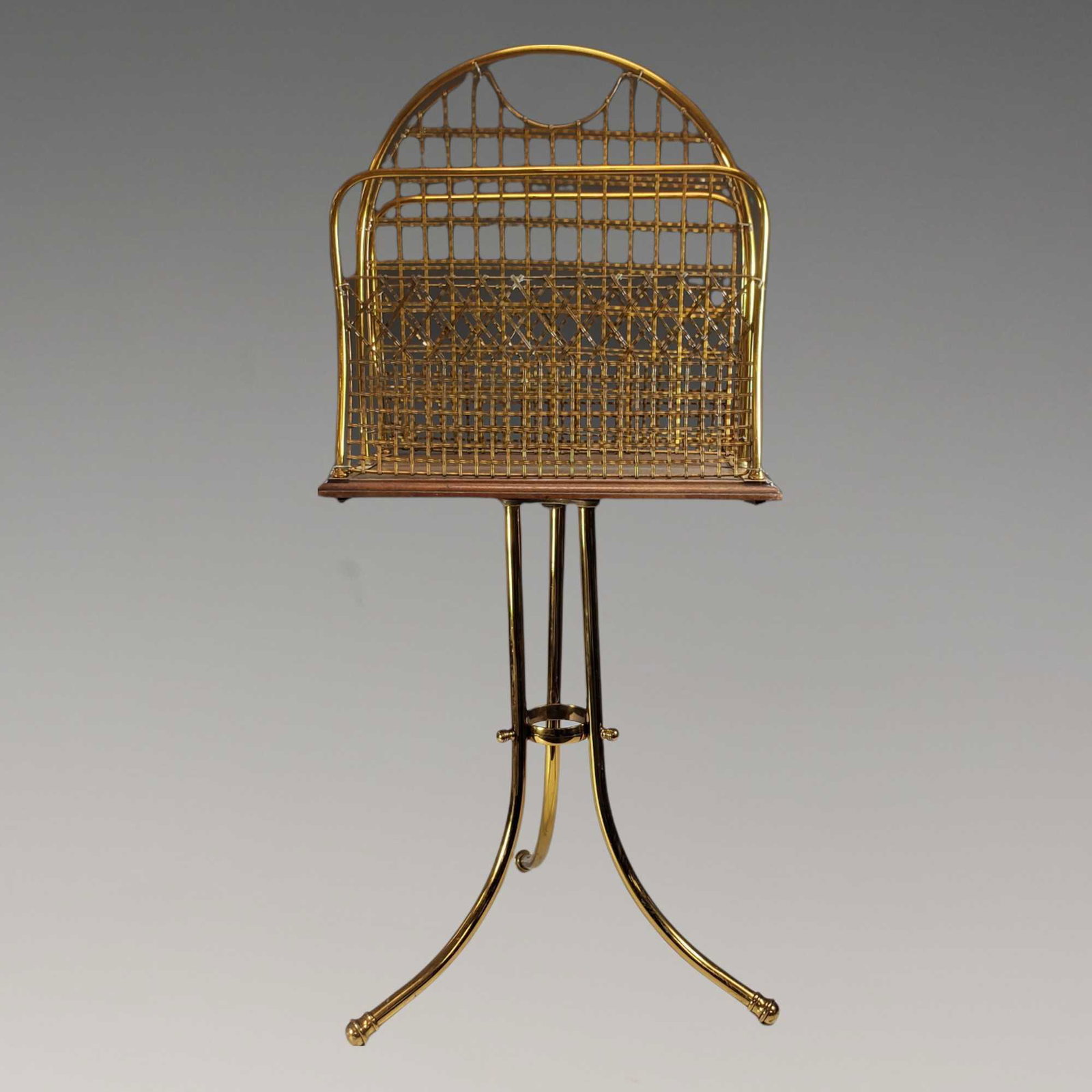 Victorian English Swivel Top Magazine Rack Stand: Antique English swivel top magazine/newspaper rack stand. Measuring approx. 33.5" tall x 15" wide. In good age appropriate condition, see photos.