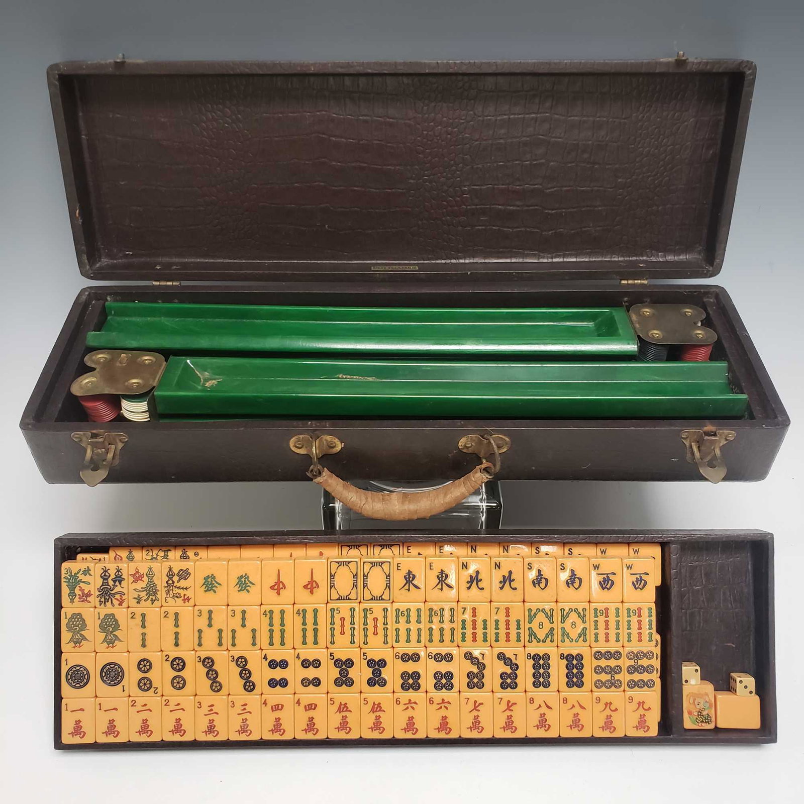 JEU ANCIEN Lot de 24 PIONS : 12 NOIRS et 12 MARRONS avec COURONNE en