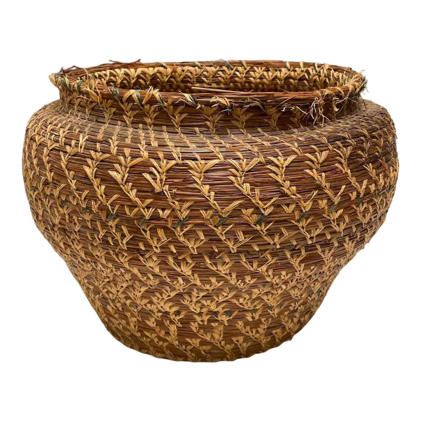 Fine Woven Straw Native American Gathering Basket (1 of 17)