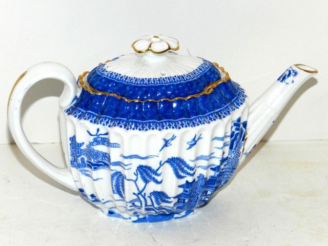 Spode English Tea Pot: With a open blossom top finial, gold trim and scenic ribbed body. Approx 8" x 5" in very good condition. Ca 1905
