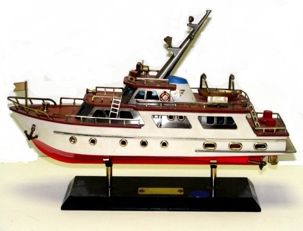 Transistor Novelty Radio Boat Waco Japan 611: Caribbean Cabin Cruiser In good working order. 12" x 3" and is just over 8" tall on base stand. On the bottom of the stand it says WACO Product of Japan 611. Takes 9 volt battery, playing now. Great g