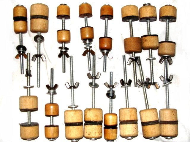 Violin Clamps Of Various Sizes: Condition overall good. ( From retired old Violin instrument dealer selling absolute)