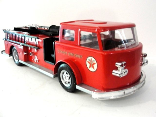 Buddy L 5741 Texaco Fire Engine Truck: Painted pressed steel & plastic with hoses & ladder. Condition overall good missing one plastic black hose holder, ladders missing several rungs, wear to silver hose nozzle, wear and seam rips to box.