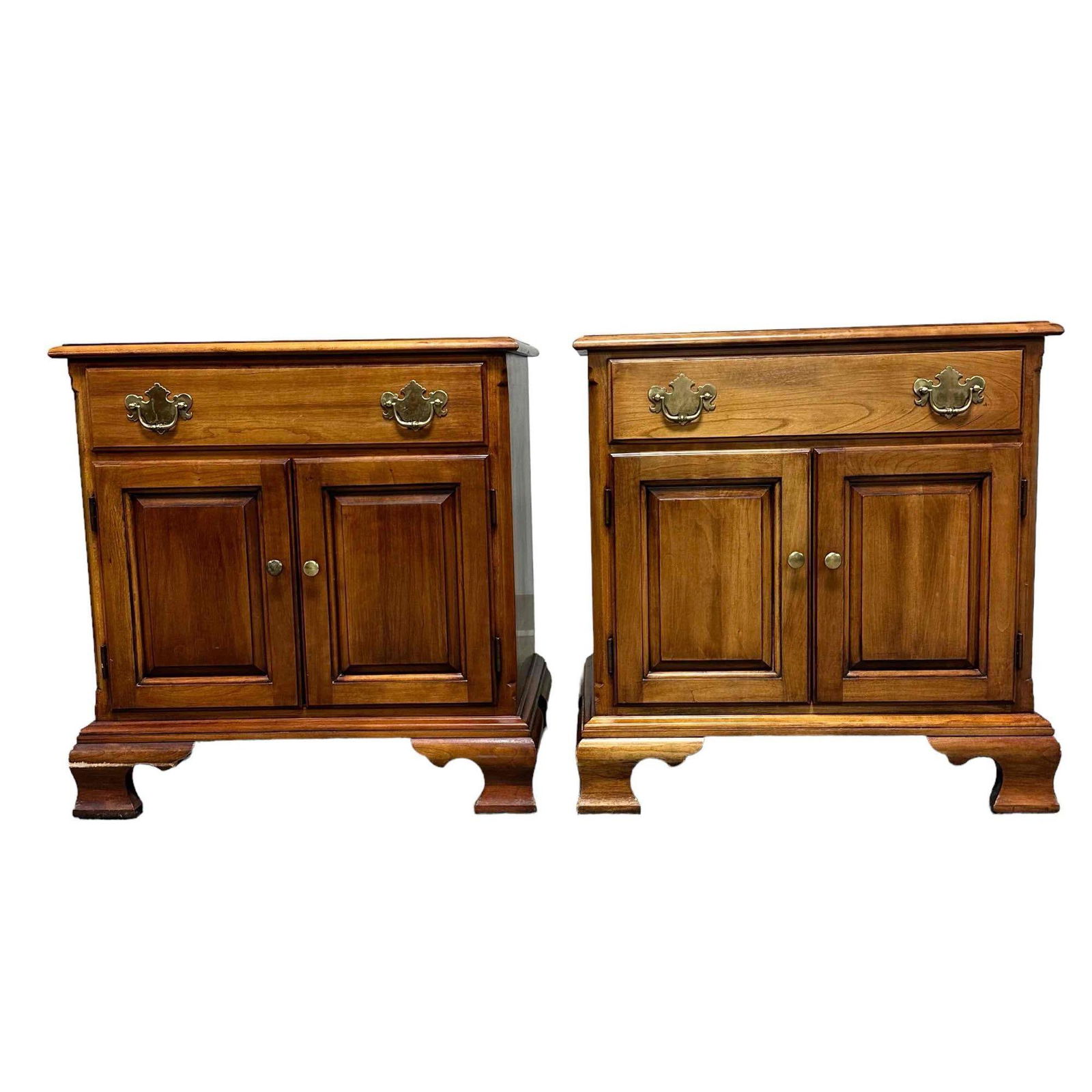 Pair of Statton Trutype American Night Stands (1 of 16)