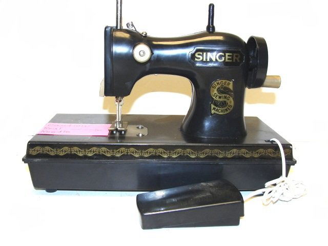 Singer¨ "Original Classic" Childs Chain stitch: Sewing Machine, with foot pedal control. In very good condition and working order. In black plastic with gold decal decorations. 50s-60s era made in china.