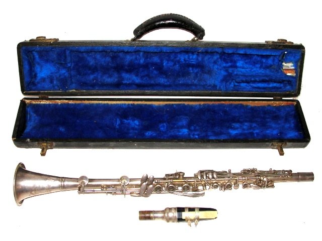 Easy Play Bb Metal Clarinet With Case: Single walled metal clarinet marked as "Easy play" probably a stencil brand, which means it was most likely made by Martin/Pedler in Elkhart Indiana pre WWII. Metal clarinets are well known for their 