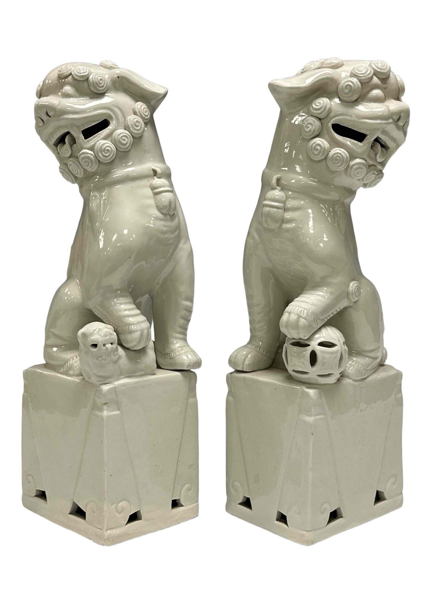 Pair of Chinese Blanc de Chine Foo dogs (1 of 10)