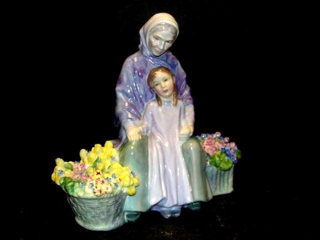 Royal Doulton Figurine "Granny's Heritage": Very desirable and hard to find figurine. HN2031. Condition perfect Size 6 1/4'' x 7'' x 4 1/4 ''. Designer: Leslie Harradine. Produced 1949-1969, now discontinued. Made in England. VERY RARE, especia