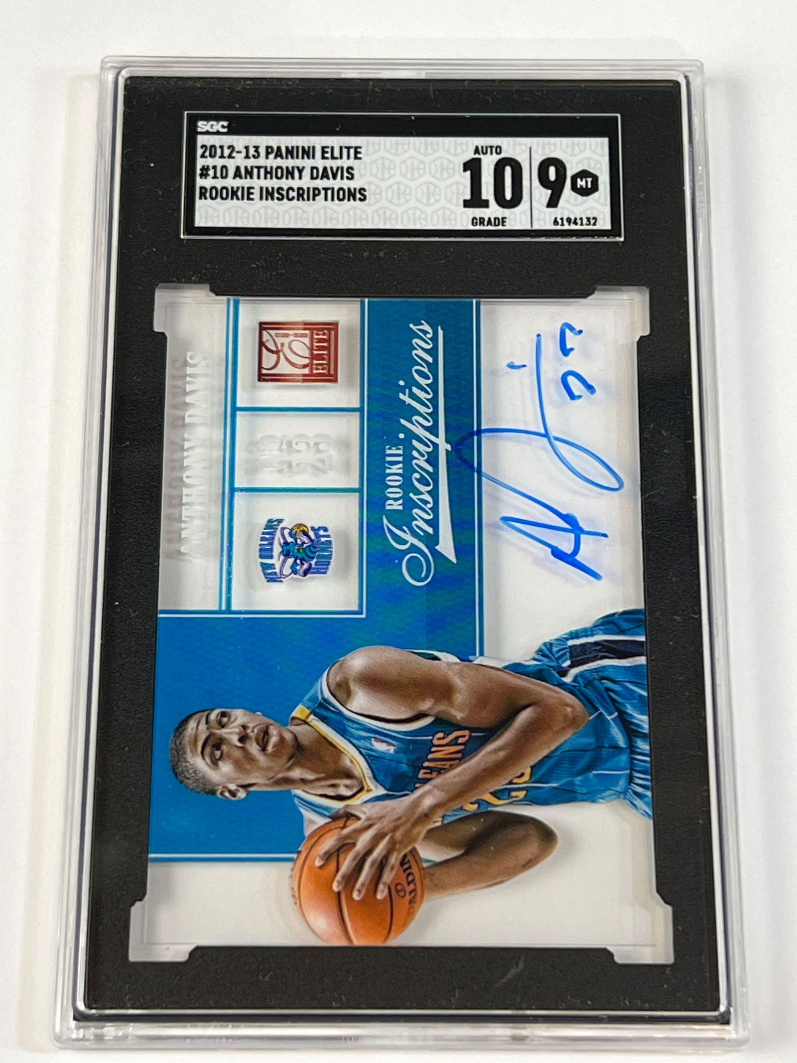 2012 Panini Elite Rookie Inscriptions Anthony Davis On Card Auto SGC 10 Card 9 (1 of 8)