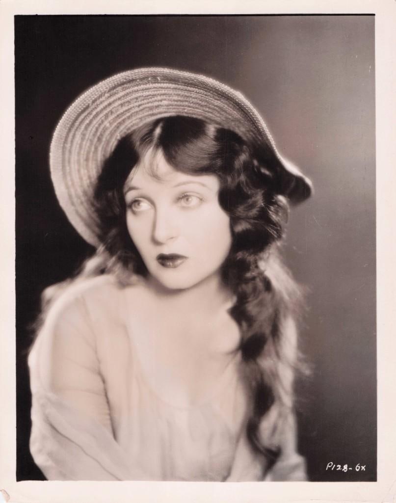 Divine Lady - Stills: Quantity: 1 Year: 1928 Condition: B+ Country: U.S.A Studio: First National Size: 8x10 Genre: Silent Stars: Corinne Griffith, Victor Varconi