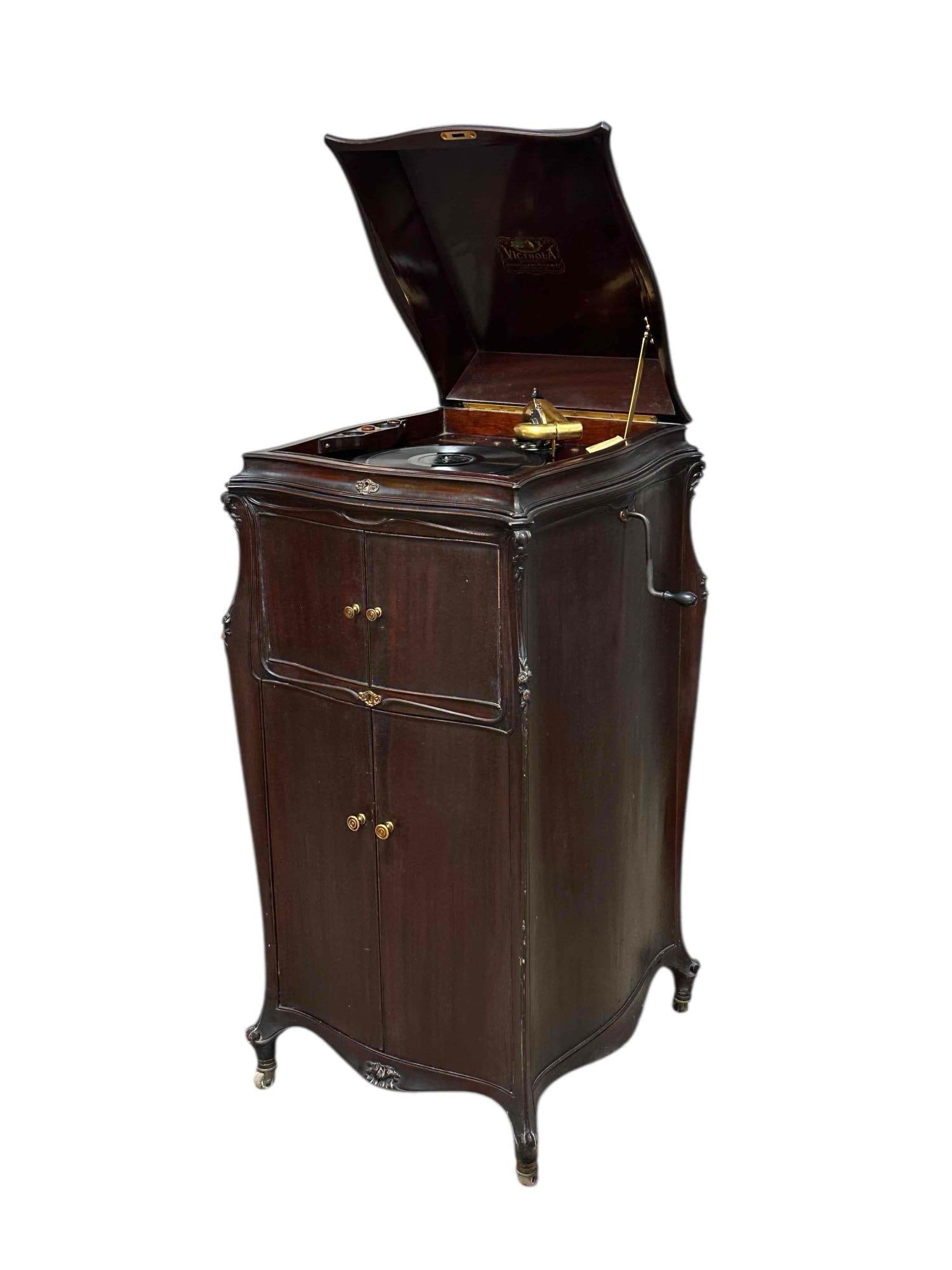 Victor Talking Machine Victrola. VV-XVII Mahogany Cabinet (1 of 18)