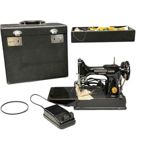 Singer Featherweight Sewing Machine #221