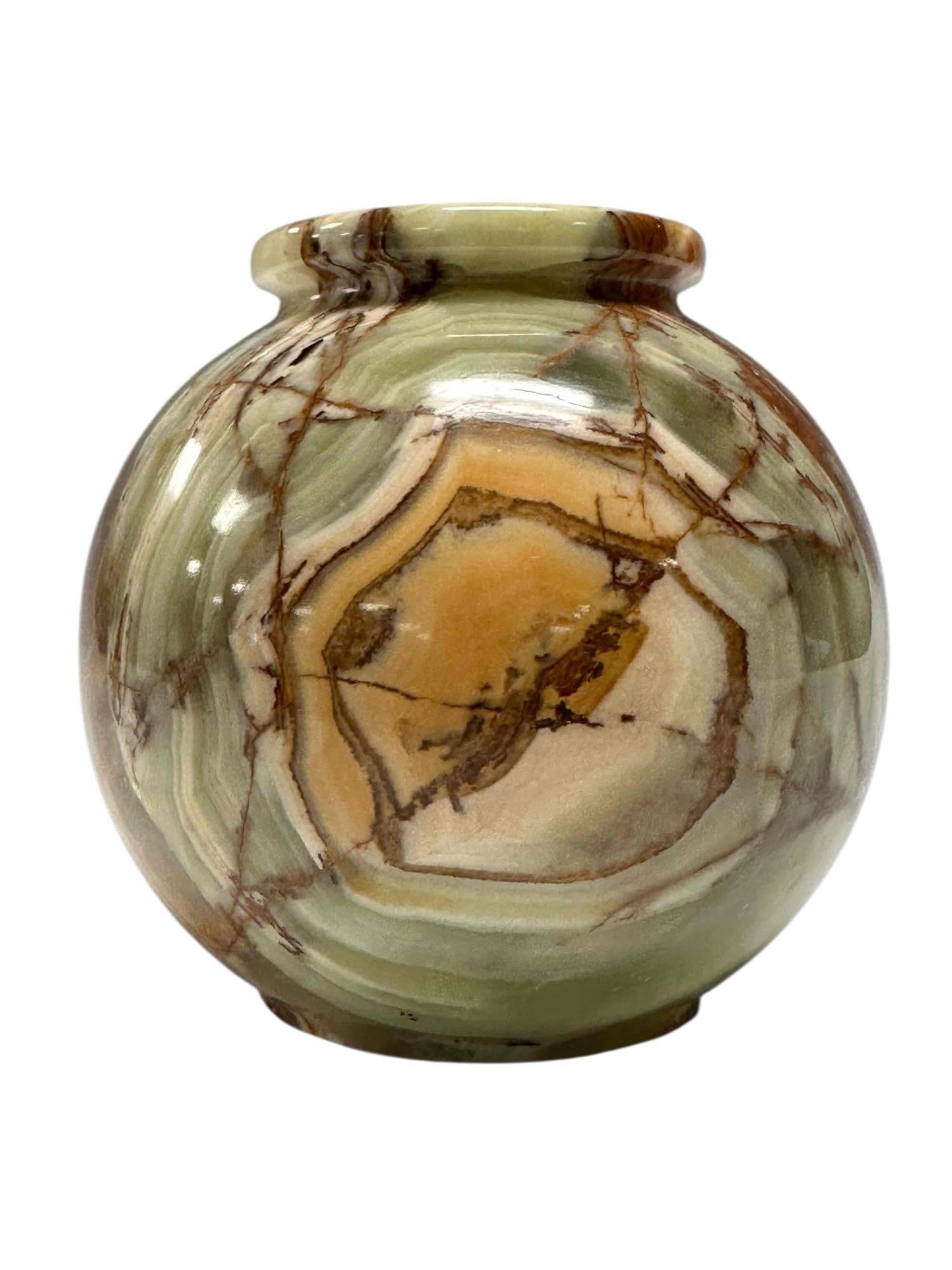 Round Bulbous Polished Onyx Vase / Bowl: Fine and decorative polish onyx stone bowl. Measuring approx 5" h