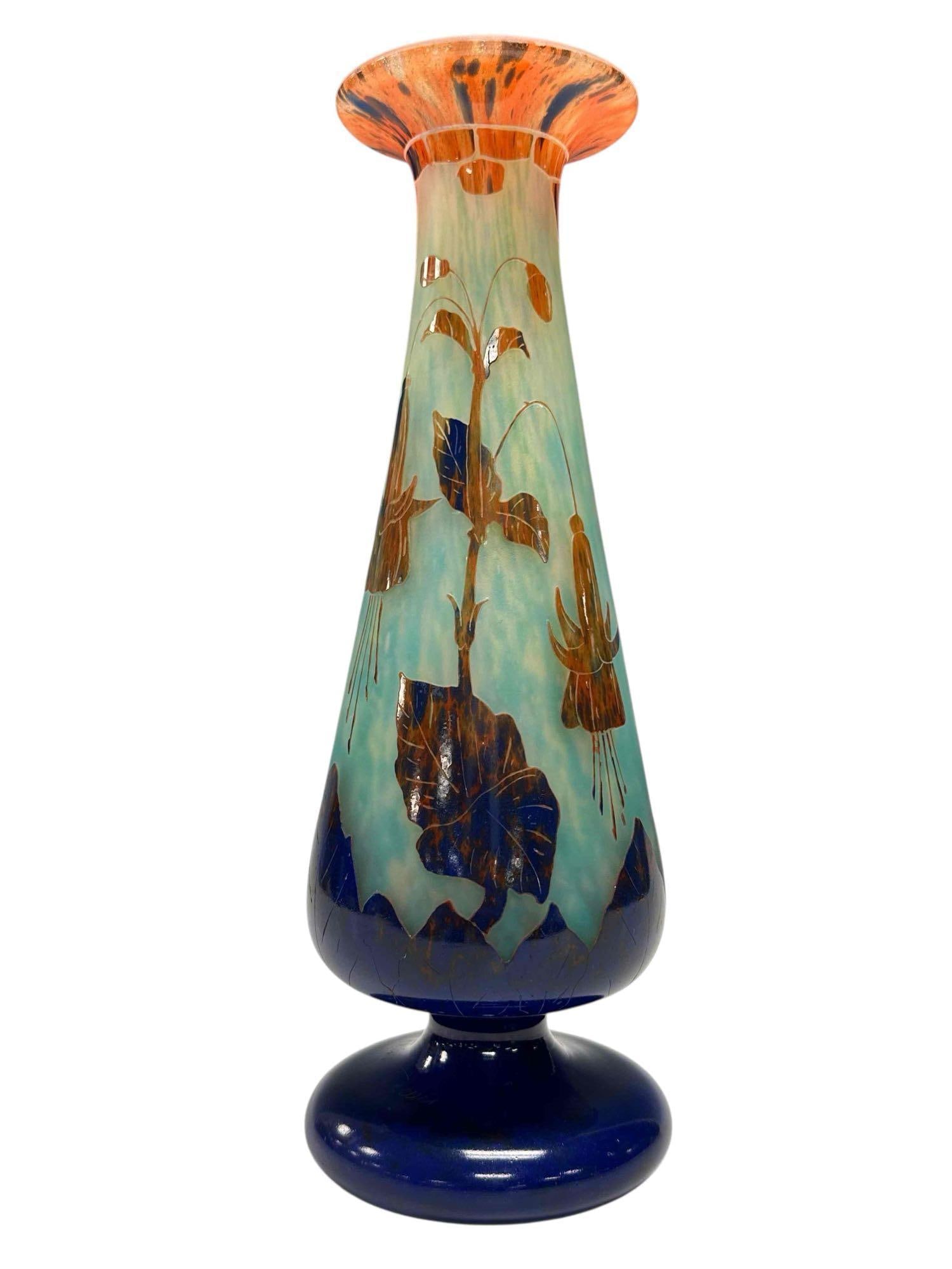 Le Verre Francais French Cameo Art Glass Pedestal Vase: Le Verre Francais cameo glass vase featuring a vibrant color gradient from deep pal orange hues to a speckled turquoise-blue background. This French Art Deco period piece is adorned with an intricate