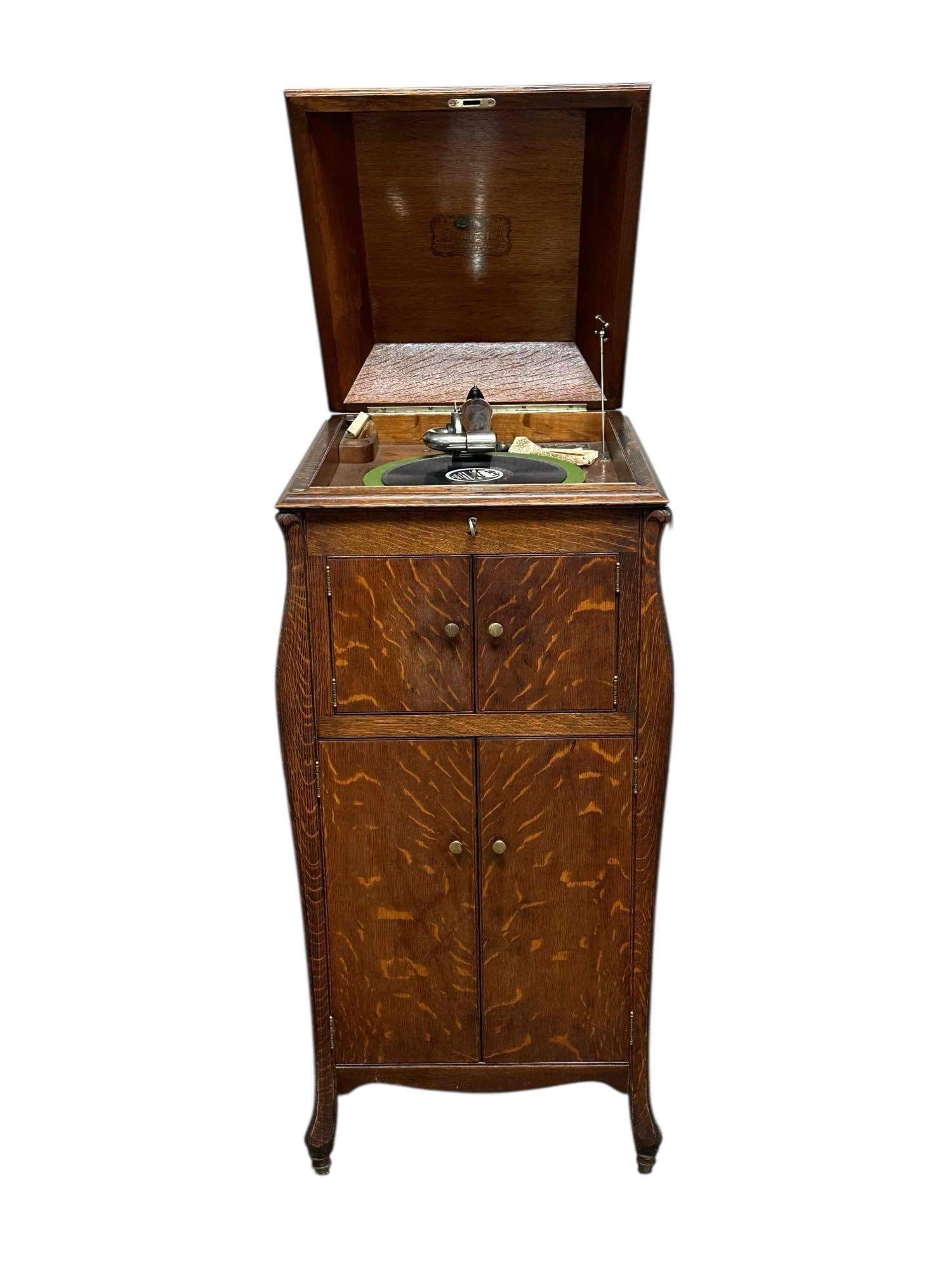 VICTOR Talking Machine American Oak Victrola (1 of 18)