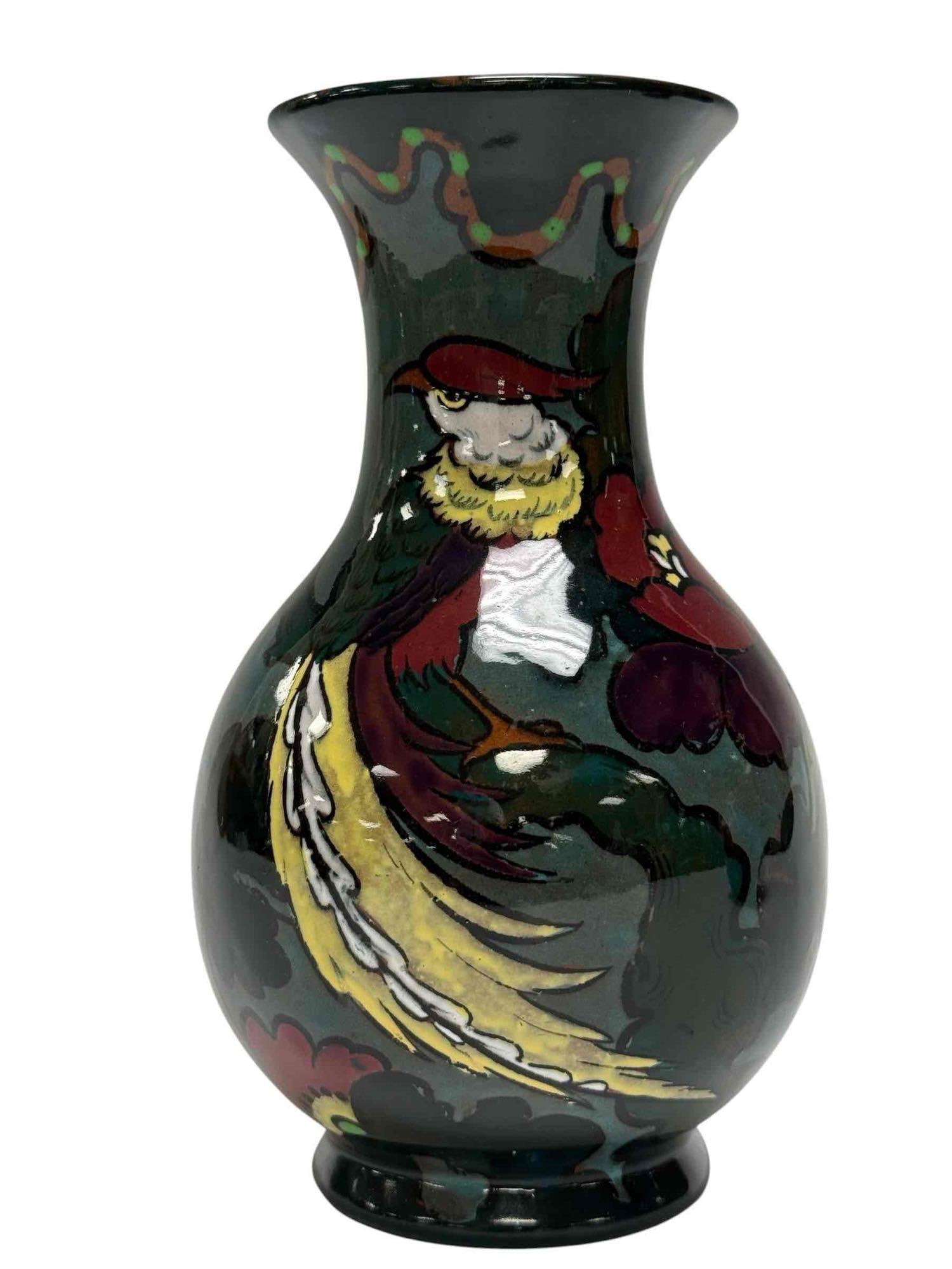 DECORO Pottery England "Bird of Paradise" Vase: Early to mid 20th century Decoro Pottery England "Bird of Paradise" vase. Measuring approx. 7" tall. In good condition with no breaks or chips noted, see photos.