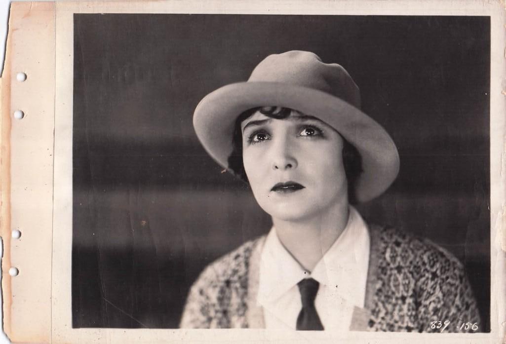 Enchanted Hill - Vertical Stills: Quantity: 10 Year: 1926 Condition:B+ Country: U.S.A Studio: Paramount Size: 8x11 Genre: Silent Stars: Jack Holt, Folence Vidor