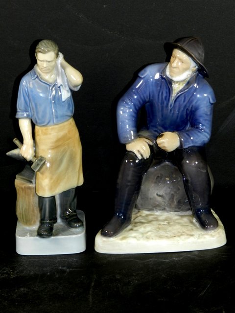 2 Royal Copenhagen Figurine B & G: Including the blacksmith #4502 and the old fisherman #2370. Both in good condition. Estate collection