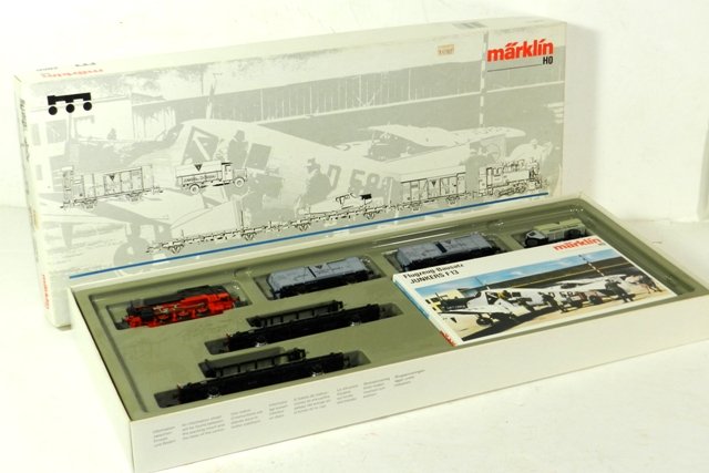 Marklin 2866 Airplane Transport Set: New in box, plastic protector has only been removed to shoot photos. Small tear on one corner of box.