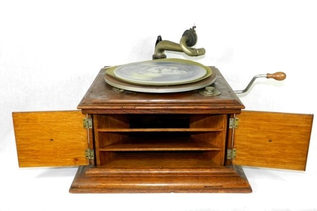 The Gramophone Co. HMV Gramophone (1 of 9)