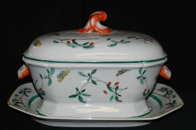 Mottahedeh Famille Verte Serving Tureen: Mottahedeh Famille Verte Serving Tureen, h 9" x w 13". No chips or cracks.