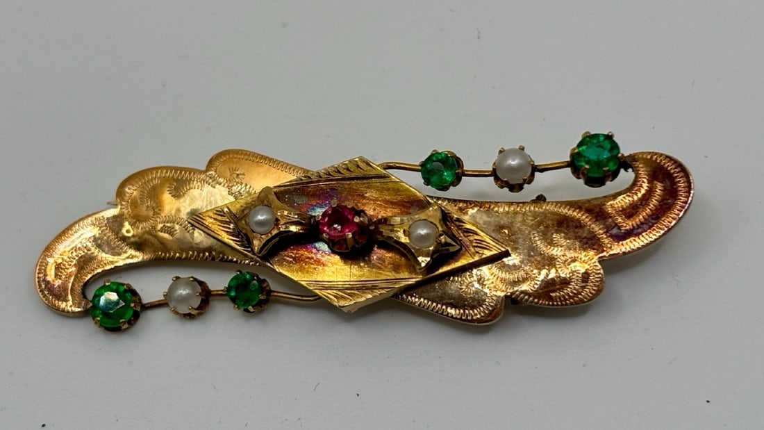 18K Victorian Etched Gold Brooch Studded w/ Colored Stones, Seed Pearls, Ruby Middle 4.7g: 18K Victorian Etched Gold Brooch Studded w/ Emeralds or Peridot stones, Seed Pearls, Ruby Middle - in excellent condition.
