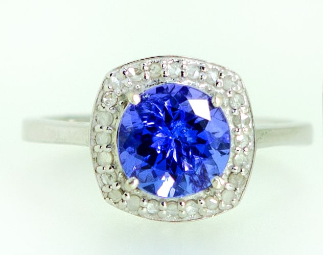 18K Gold-Plated 925 Silver Tanzanite Diamond Ring – Size 54: Rare violet-blue tanzanite accented by diamonds on an 18K gold-plated 925 silver band, size 54, ideal for collectors of unique gemstones