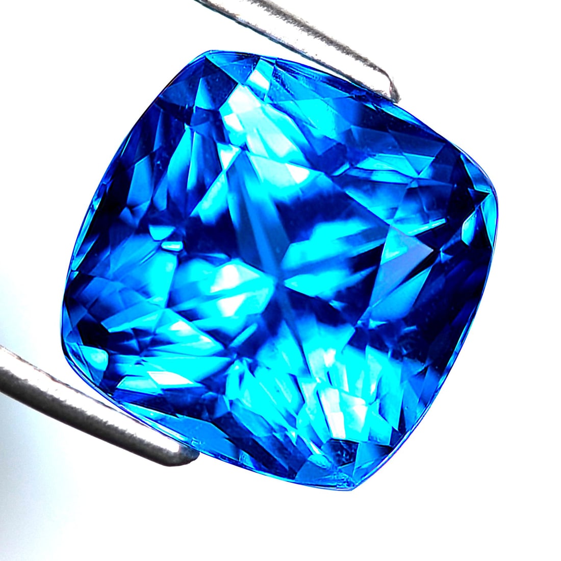 9.92 Cts IGI certified Topaz: Splendid 9.92ct IGI-certified topaz with golden-blue hues.