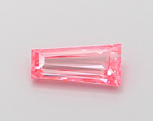 0.3 Lab Grown Diamond FANCY VIVID PINK BAGUETTE Shape: An elegant a 0.30 ct lab-grown diamond in Fancy Vivid Pink, cut with a minimalist baguette profile. Crafted to elevate a three-stone ring, this stone delivers high-saturation color that stands out bea