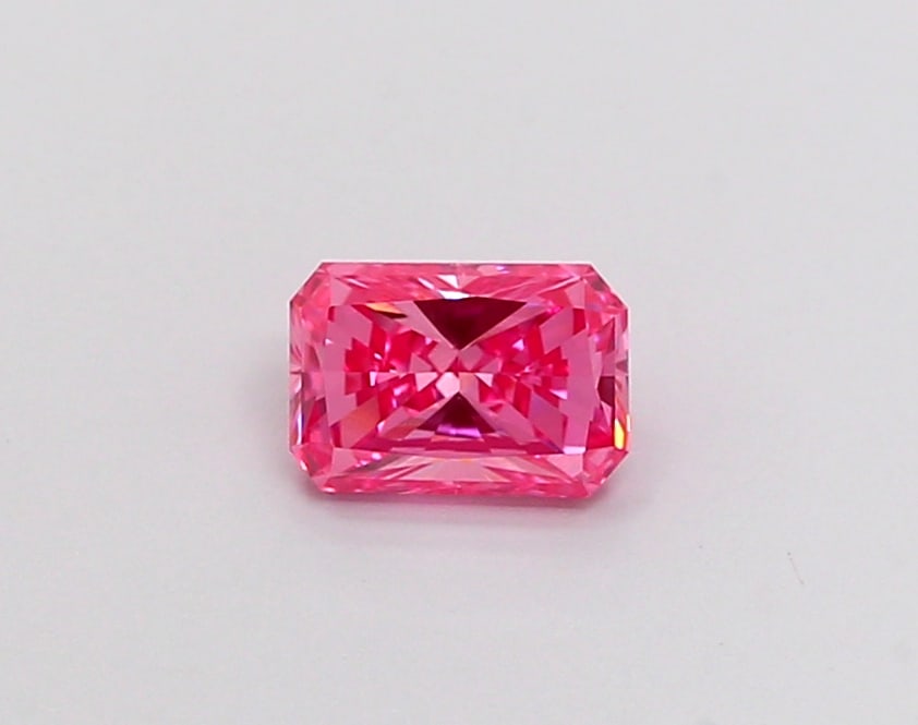 0.43 Lab Grown Diamond FANCY VIVID PINK RADIANT Shape: A refined a 0.43 ct lab-grown diamond in Fancy Vivid Pink, cut with a brilliant radiant profile. Well-suited to a statement ring, this stone delivers high-saturation color that stands out beautifully