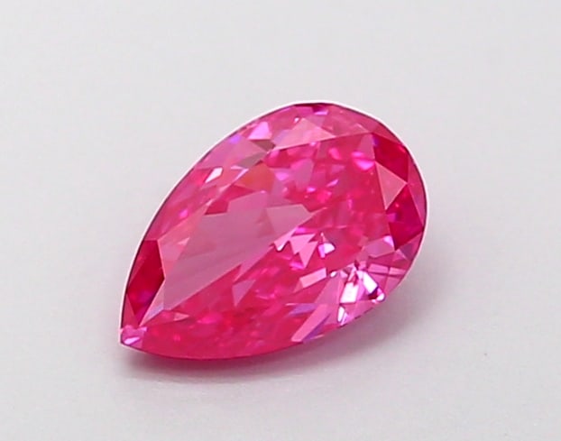 0.48 Lab Grown Diamond FANCY VIVID PINK PEAR Shape: A standout a 0.48 ct lab-grown diamond in Fancy Vivid Pink, cut with an elongated teardrop silhouette. Made to shine in a side-stone layout, this stone delivers high-saturation color that stands out b