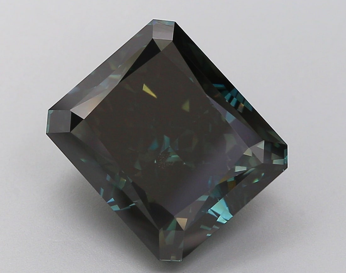 8.95 Lab Grown Diamond FANCY DEEP GREEN RADIANT Shape: A refined a 8.95 ct lab-grown diamond in Fancy Deep Green, cut with a brilliant radiant profile. Well-suited to a statement ring, this stone delivers a deeper tone with dramatic, luxurious impact and 