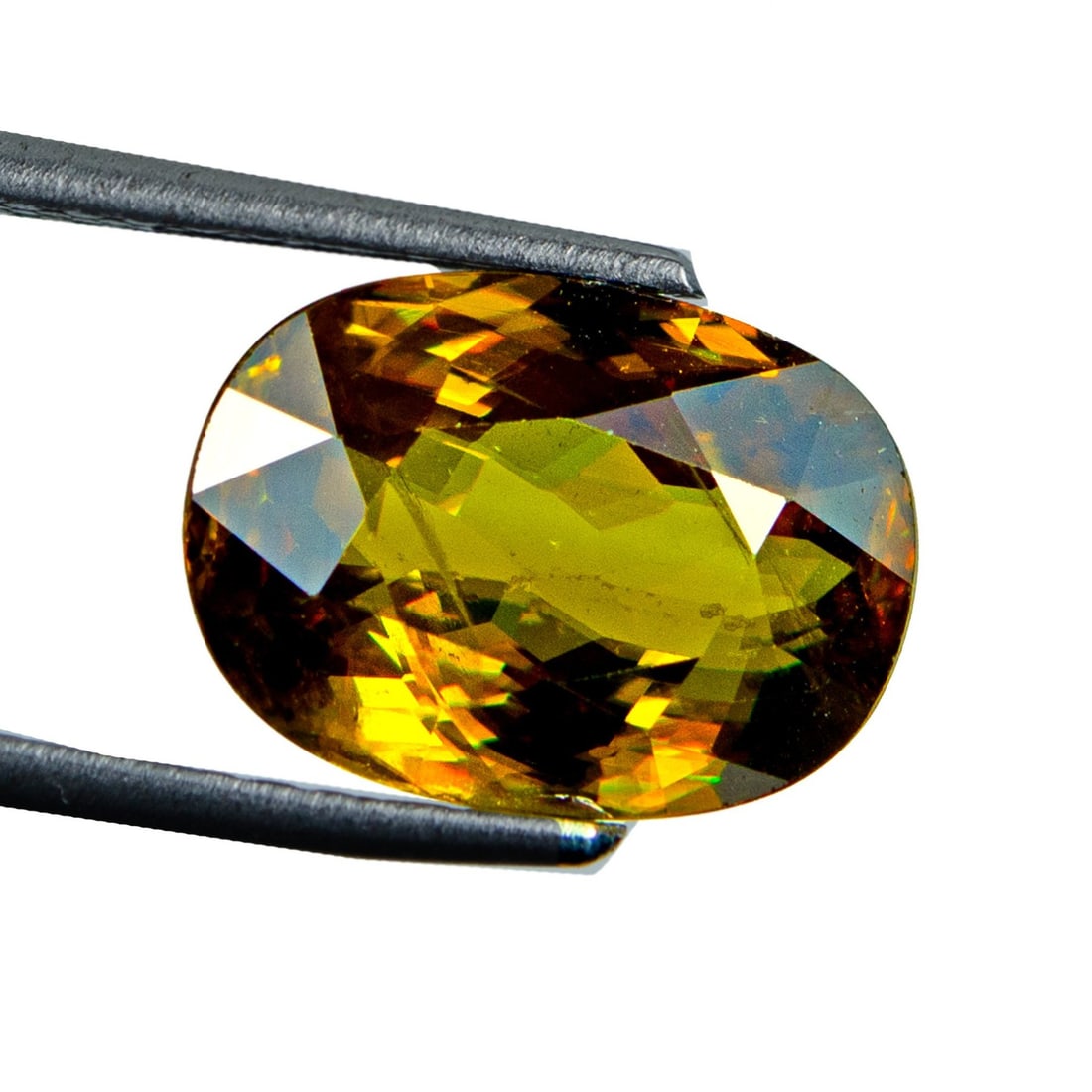 Sphene - 6.31 ct - (IGI): Sphene - 6.31 ct - (IGI). Natural 6.31 ct Sphene (Titanite) loose gemstone, IGI-certified. Rare collector's gem with extraordinary fire and dispersion exceeding diamond. Vivid green-yellow sparkle ide