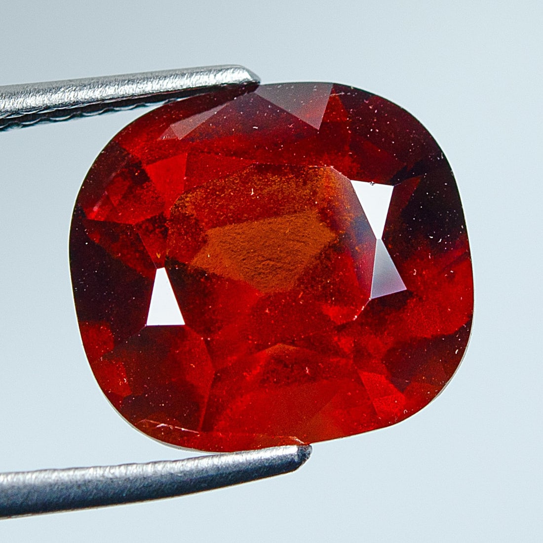 Orange, Red Hessonite, Garnet - 11.03 ct - (IGI): Orange, Red Hessonite, Garnet - 11.03 ct - (IGI). Natural 11.03 ct Hessonite Garnet loose gemstone, IGI-certified. Warm orange-red Hessonite with rich saturation and natural clarity. Perfect for vinta