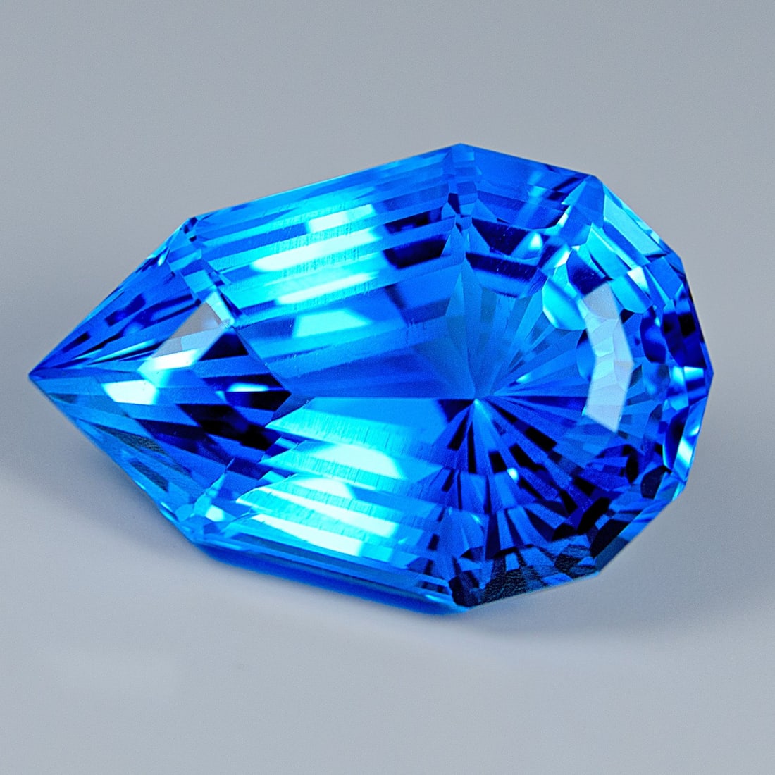 Blue Topaz - 15.65 ct - (IGI): Blue Topaz - 15.65 ct - (IGI). Natural 15.65 ct Blue Topaz loose gemstone, IGI-certified. Brilliant icy-blue Topaz with exceptional clarity and sparkling brilliance. Perfect for rings, cocktail pendan