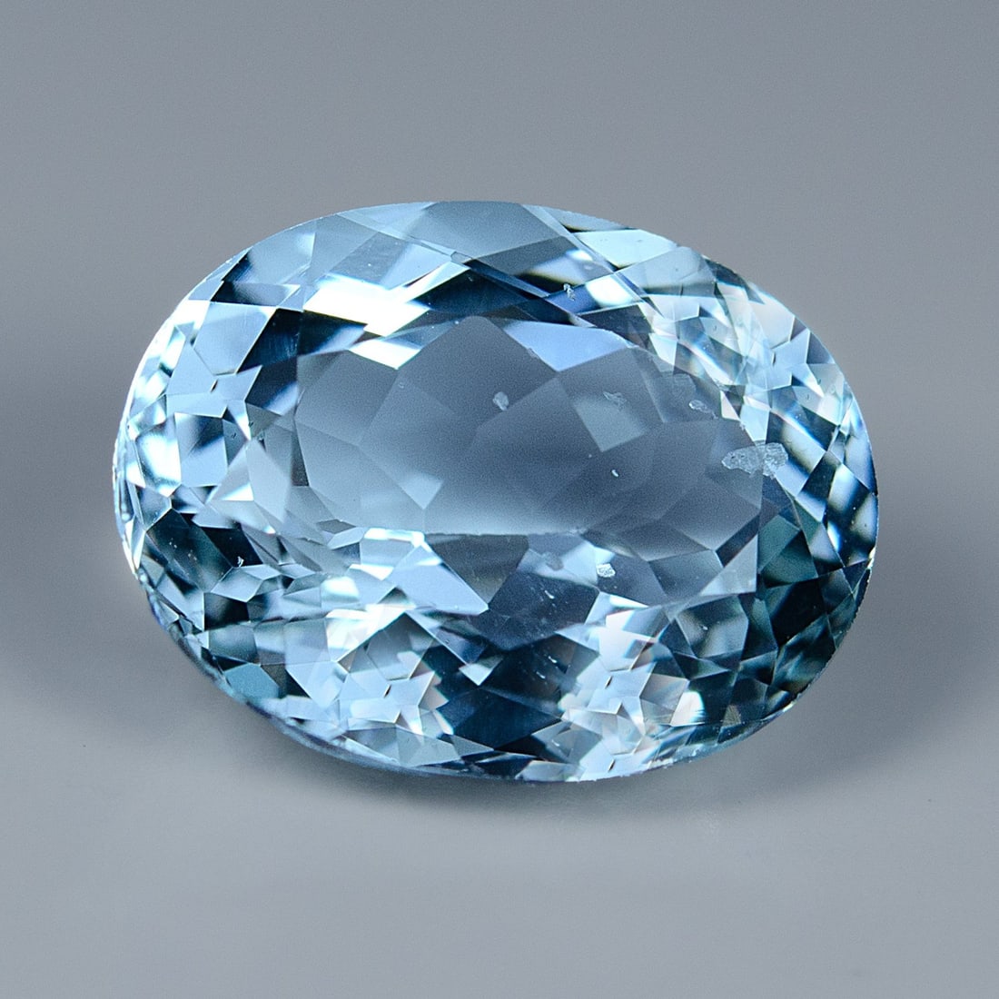 Blue Aquamarine - 6.31 ct - (IGI): Blue Aquamarine - 6.31 ct - (IGI). Natural 6.31 ct Aquamarine loose gemstone, IGI-certified. Serene sea-blue Aquamarine with excellent transparency and sparkling clarity. Ideal for elegant rings, pend