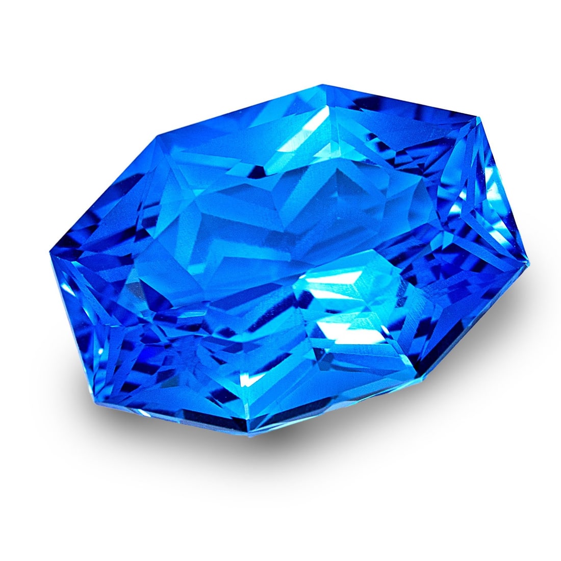 Blue Topaz - 19.81 ct - (IGI): Blue Topaz - 19.81 ct - (IGI). Natural 19.81 ct Blue Topaz loose gemstone, IGI-certified. Brilliant icy-blue Topaz with exceptional clarity and sparkling brilliance. Perfect for rings, cocktail pendan