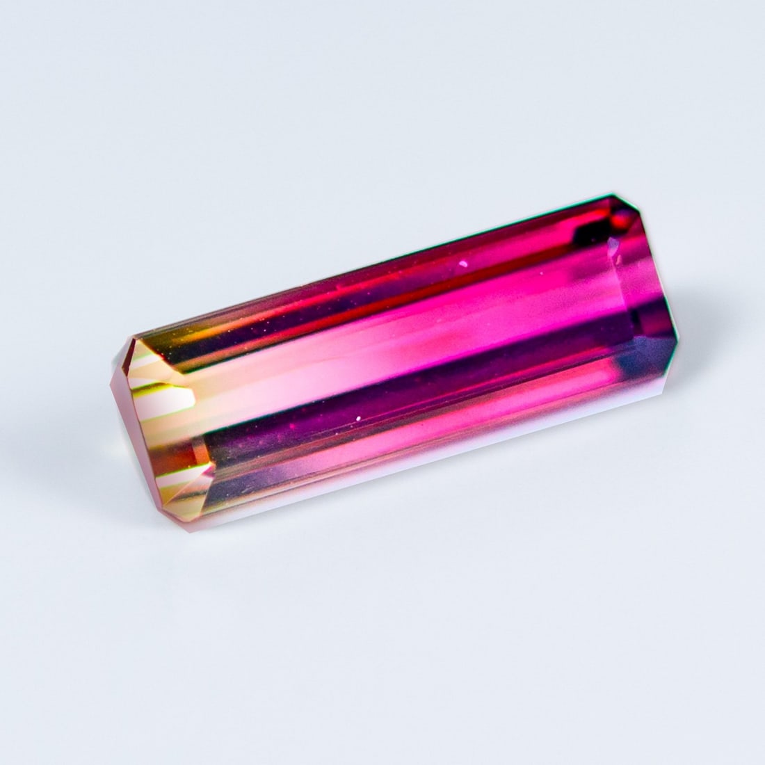 Bi-colour Tourmaline - 1.94 ct - (IGI): Bi-colour Tourmaline - 1.94 ct - (IGI). Natural 1.94 ct Tourmaline loose gemstone, IGI-certified. Vibrant multicolor or single-color Tourmaline with excellent clarity and brilliance. Ideal for rings, 