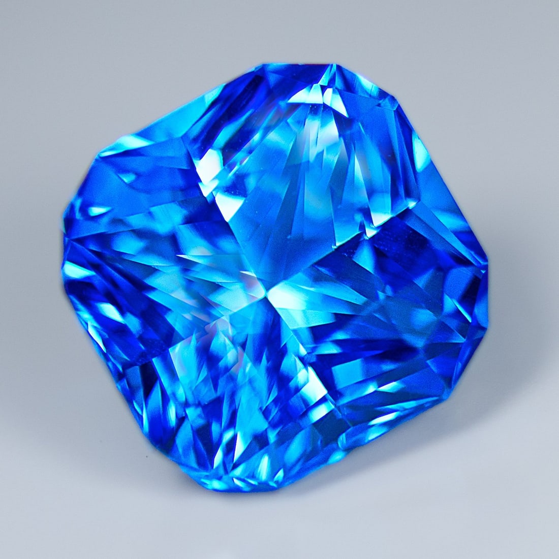 Blue Topaz - 18.87 ct - International Gemological Institute (IGI): Blue Topaz - 18.87 ct - International Gemological Institute (IGI). Natural 18.87 ct Blue Topaz loose gemstone, IGI-certified. Brilliant icy-blue Topaz with exceptional clarity and sparkling brilliance