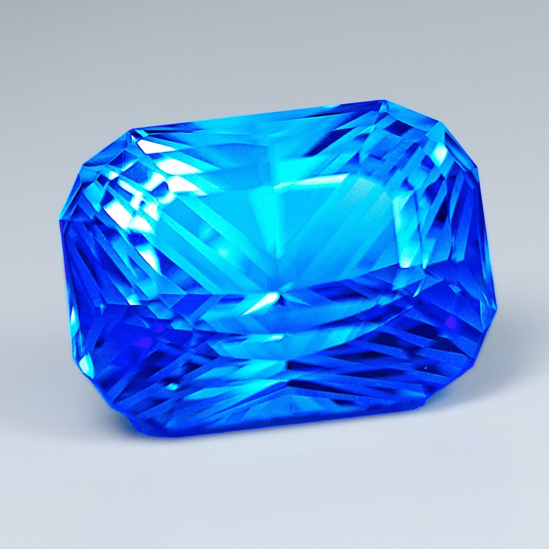 Blue Topaz - 19.07 ct - (IGI): Blue Topaz - 19.07 ct - (IGI). Natural 19.07 ct Blue Topaz loose gemstone, IGI-certified. Brilliant icy-blue Topaz with exceptional clarity and sparkling brilliance. Perfect for rings, cocktail pendan