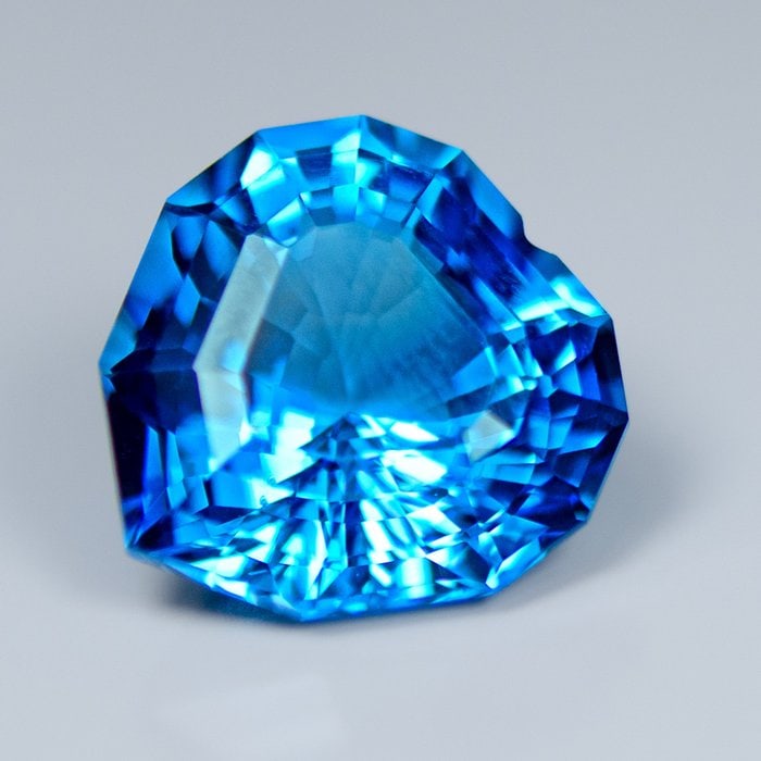 Blue Topaz - 17.13 ct - (IGI): Blue Topaz - 17.13 ct - (IGI). Natural 17.13 ct Blue Topaz loose gemstone, IGI-certified. Brilliant icy-blue Topaz with exceptional clarity and sparkling brilliance. Perfect for rings, cocktail pendan
