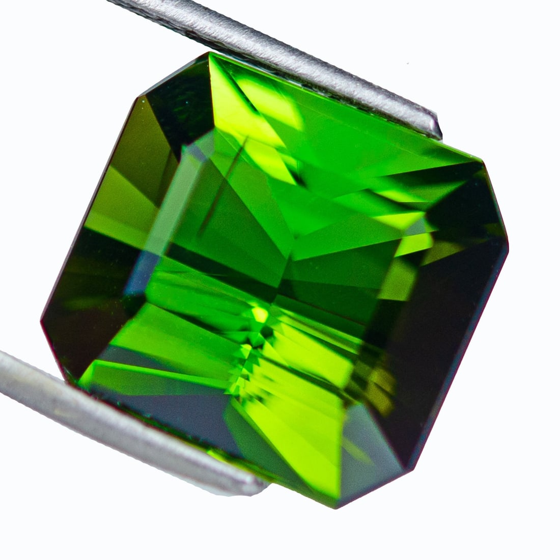 Green Tourmaline - 14.29 ct - (IGI): Green Tourmaline - 14.29 ct - (IGI). Natural 14.29 ct Tourmaline loose gemstone, IGI-certified. Vibrant multicolor or single-color Tourmaline with excellent clarity and brilliance. Ideal for rings, pe